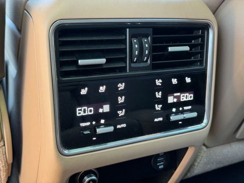 Used 2019 Porsche Cayenne E-Hybrid w/ Premium Plus Package AWD/4WD image 28