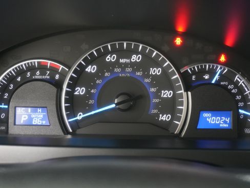 Used 2014 Toyota Camry XLE FWD image 17