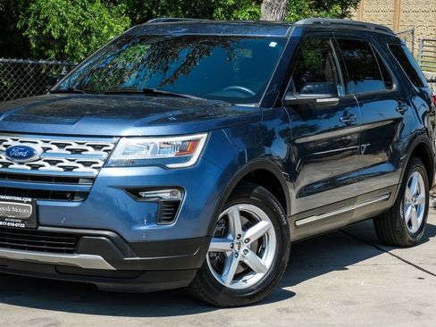 Used 2018 Ford Explorer XLT w/ Equipment Group 202A FWD image 13