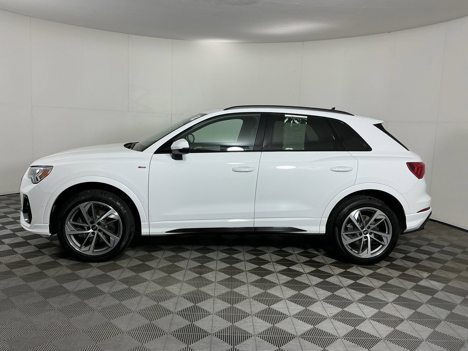 Used 2025 Audi Q3 2.0T Premium w/ Convenience Plus Package AWD/4WD image 4