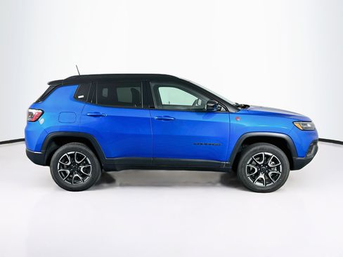 Used 2025 Jeep Compass Trailhawk AWD/4WD image 10