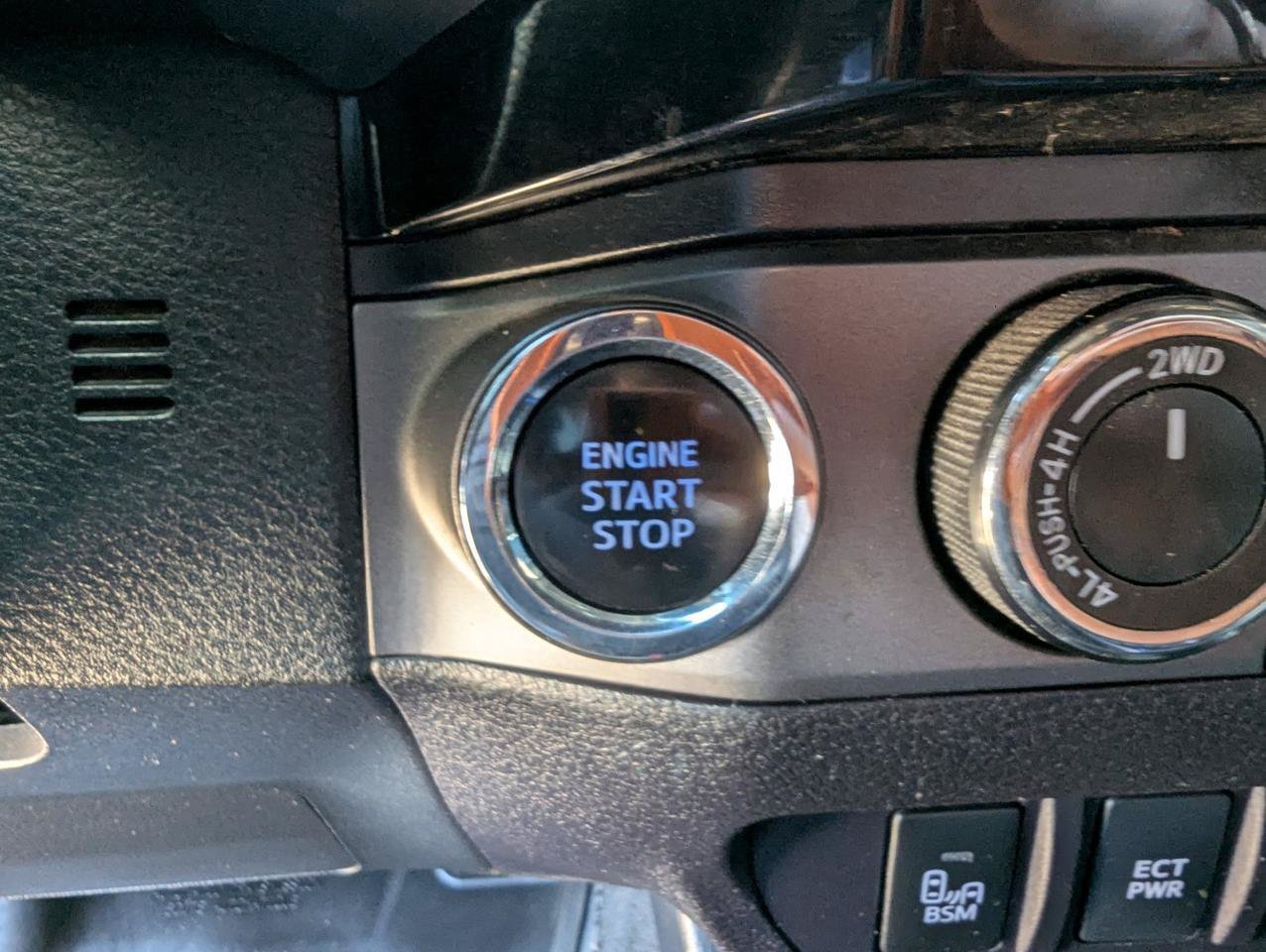 Used 2018 Toyota Tacoma TRD Sport w/ Technology Package AWD/4WD image 17