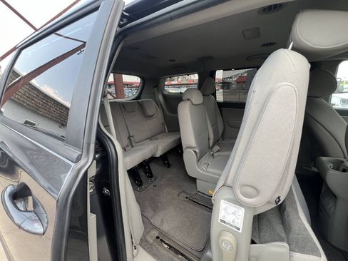 Used 2016 Kia Sedona LX w/ Option Group 020 FWD image 8