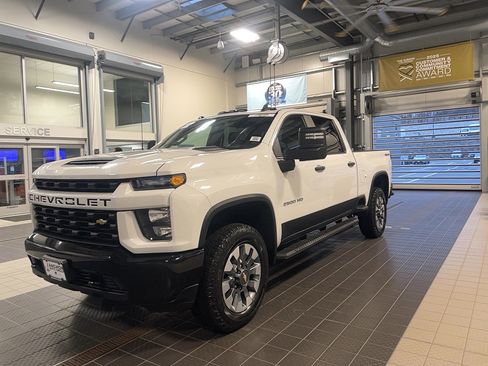 Used 2022 Chevrolet Silverado 2500 Custom w/ Custom Value Package image 3