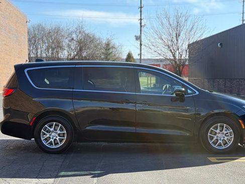 Used 2025 Chrysler Pacifica Select image 8