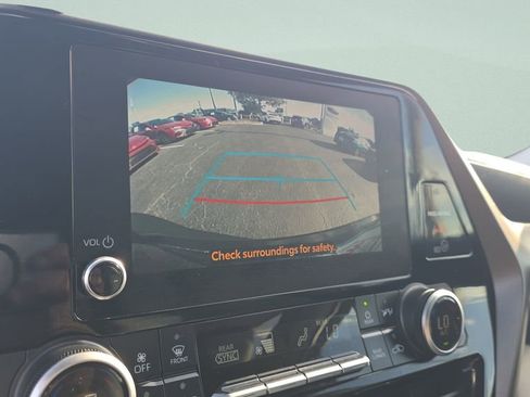 Used 2023 Toyota Highlander L FWD image 17