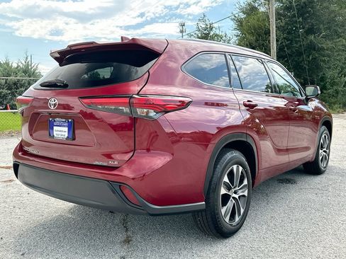 Used 2022 Toyota Highlander XLE FWD image 7