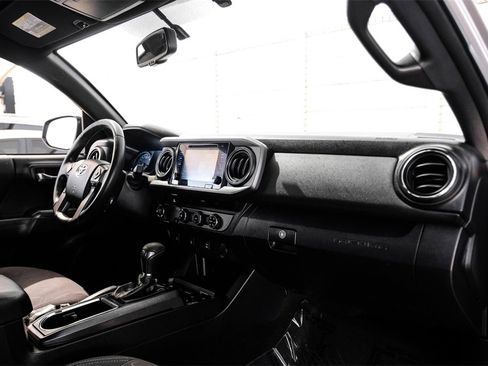 Used 2016 Toyota Tacoma TRD Sport w/ Towing Package image 9