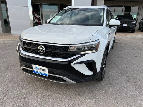Used 2022 Volkswagen Taos SE FWD image 1