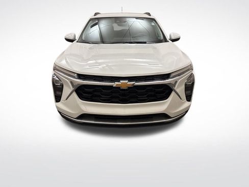 Used 2025 Chevrolet Trax LT image 2