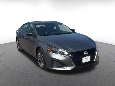 Used 2025 Nissan Altima 2.5 SV image 3