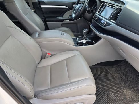 Used 2019 Toyota Highlander XLE w/ Carpet Mat Package (TMS) FWD image 12