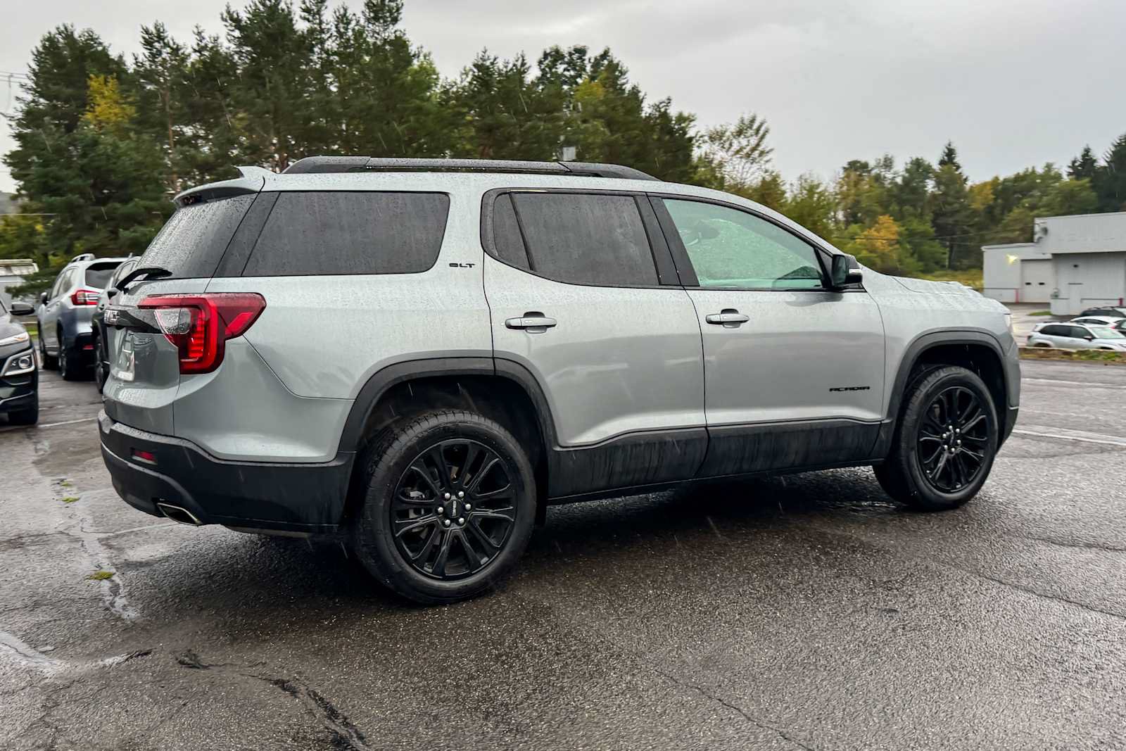 Used 2023 GMC Acadia SLT w/ Elevation Edition FWD image 3