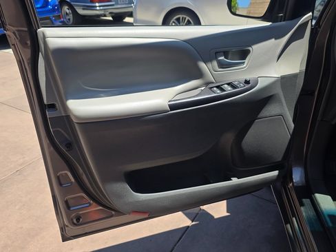 Used 2016 Toyota Sienna LE FWD image 28