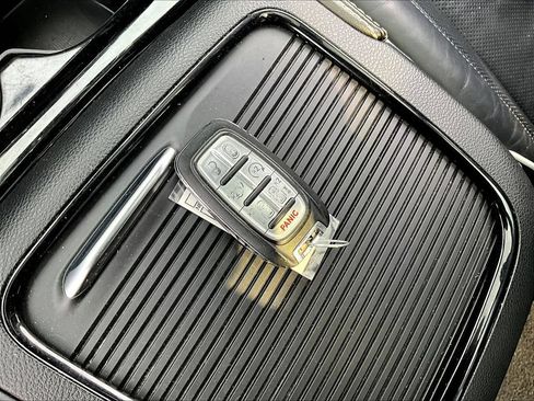 Used 2021 Chrysler Pacifica Limited w/ Uconnect Theater Family Group FWD image 36