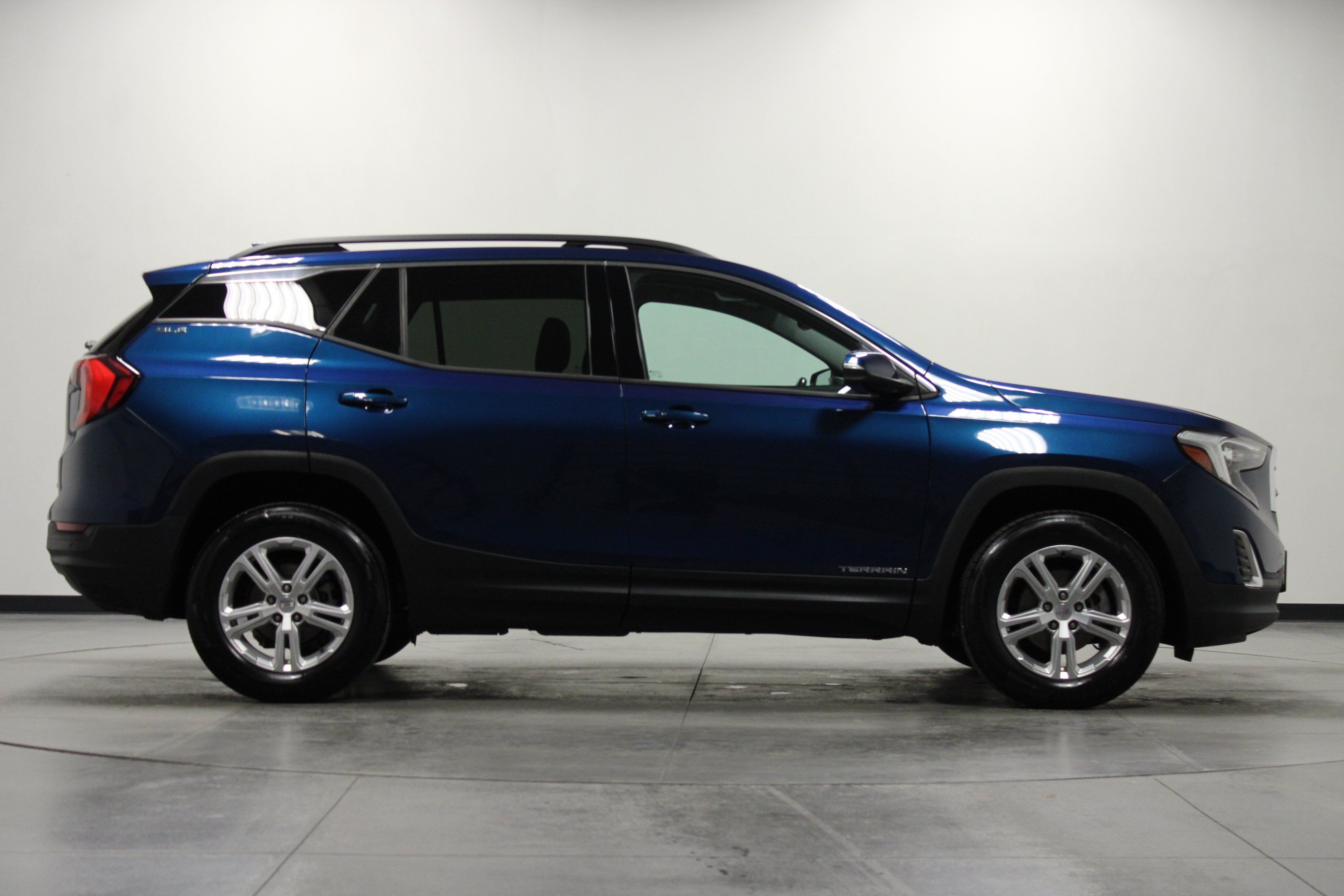 Used 2020 GMC Terrain SLE w/ Driver Convenience Package AWD/4WD image 3