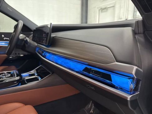 Used 2024 BMW i7 xDrive60 w/ Premium Package image 80