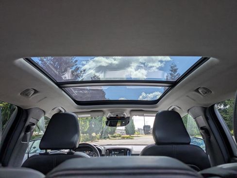 Used 2020 Volvo XC40 T5 Momentum image 14