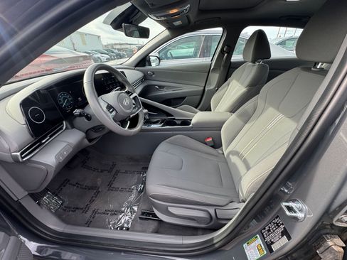 Used 2025 Hyundai Elantra SEL image 25