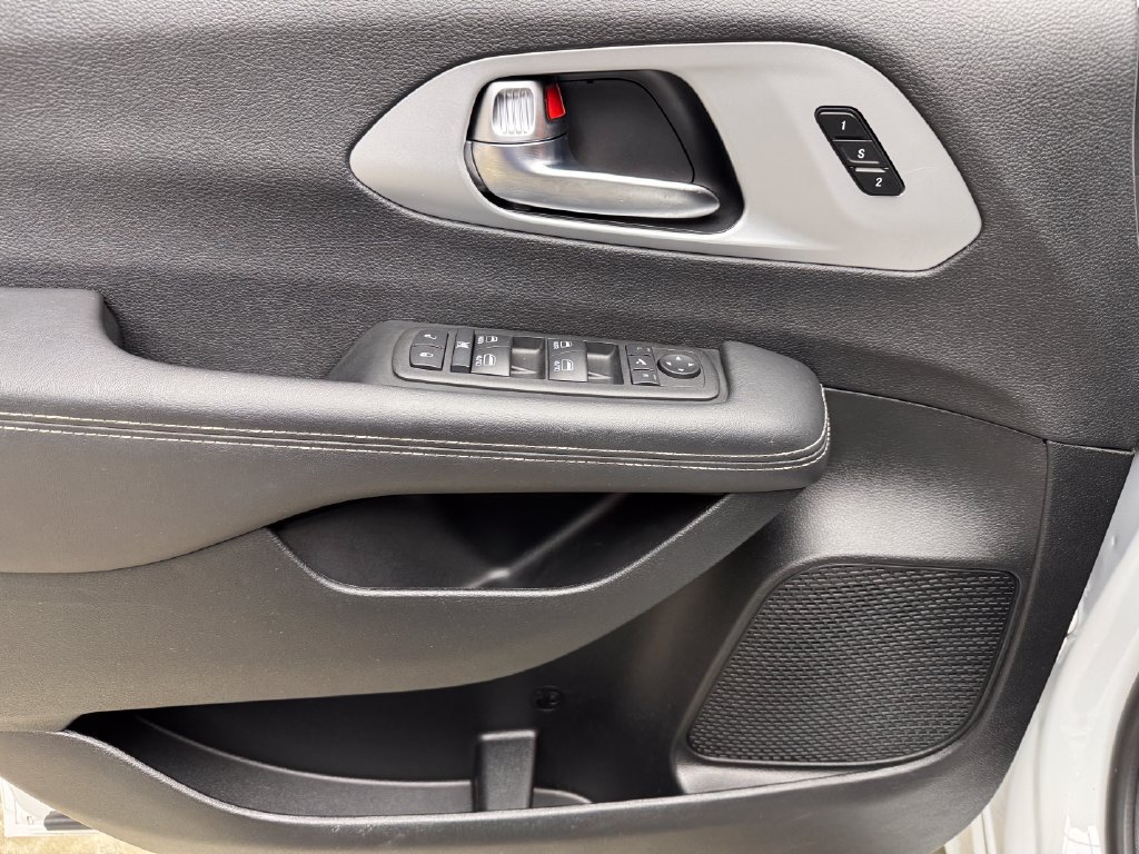 Used 2025 Chrysler Pacifica Limited FWD image 11