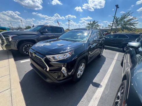 Used 2019 Toyota RAV4 XLE w/ Carpet Mat Package FWD image 3