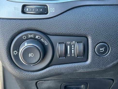 Used 2019 Jeep Cherokee Limited image 23