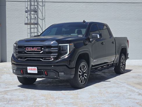 Used 2024 GMC Sierra 1500 AT4 w/ Technology Package AWD/4WD image 4