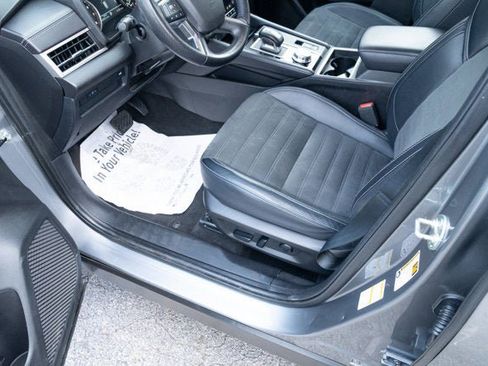 Used 2024 Mitsubishi Outlander SE Black Edition image 25