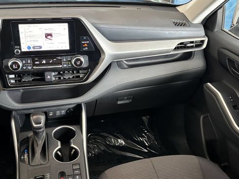 Used 2025 Toyota Highlander LE FWD image 37