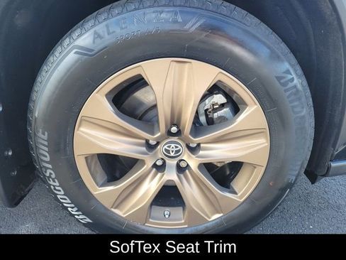 Certified 2023 Toyota Highlander Bronze Edition image 12