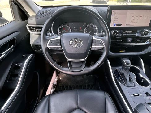 Used 2023 Toyota Highlander XLE image 5