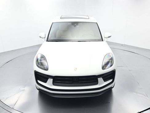 Certified 2025 Porsche Macan AWD/4WD image 44