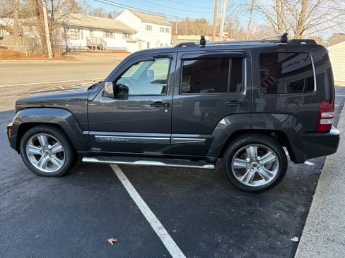 Used 2011 Jeep Liberty Sport image 6