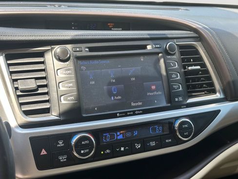 Used 2016 Toyota Highlander XLE FWD image 11