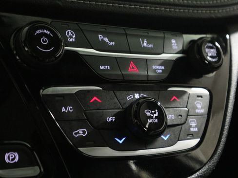 Used 2025 Chrysler Pacifica Limited image 27