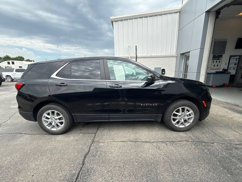 Used 2024 Chevrolet Equinox LT AWD/4WD image 2