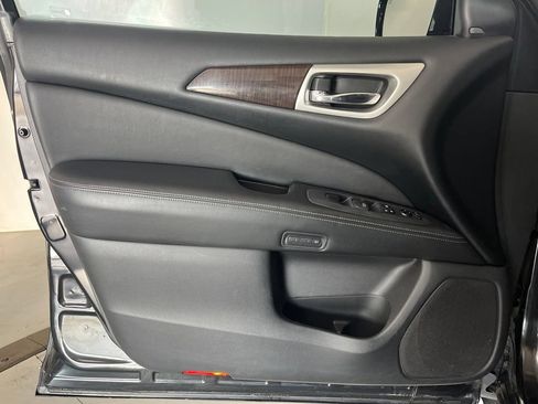 Used 2015 Nissan Pathfinder Platinum FWD image 28