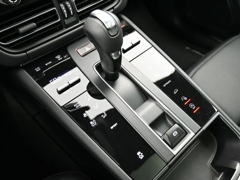 Certified 2025 Porsche Macan image 22