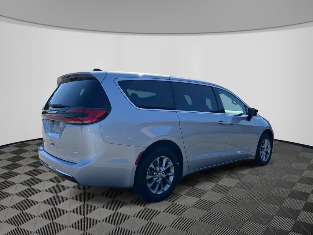 Used 2026 Chrysler Pacifica Select AWD/4WD image 5