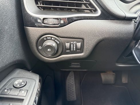 Used 2021 Jeep Cherokee Altitude image 25