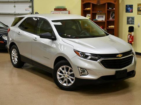 Used 2019 Chevrolet Equinox LS w/ LS Convenience Package image 2
