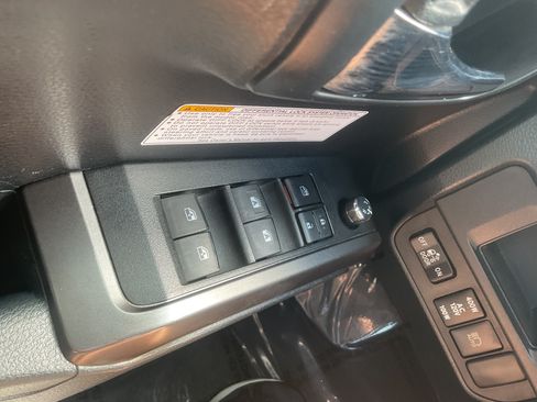 Used 2018 Toyota Tacoma TRD Off-Road AWD/4WD image 14