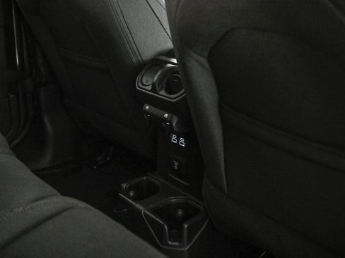 Used 2018 Jeep Wrangler Unlimited Sahara image 18