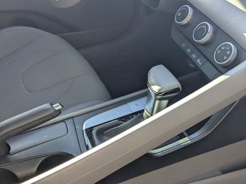 Used 2021 Hyundai Elantra SE image 9