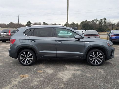 Used 2024 Volkswagen Taos SE image 2