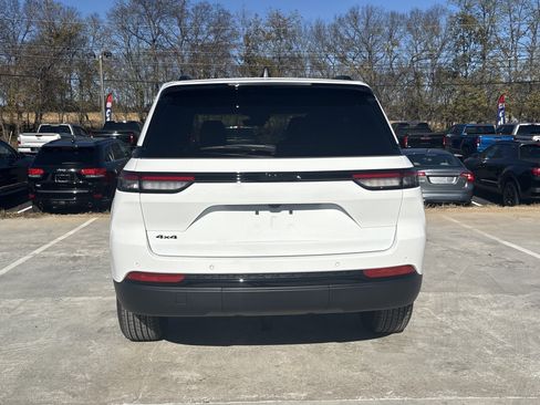 New 2025 Jeep Grand Cherokee Altitude image 4