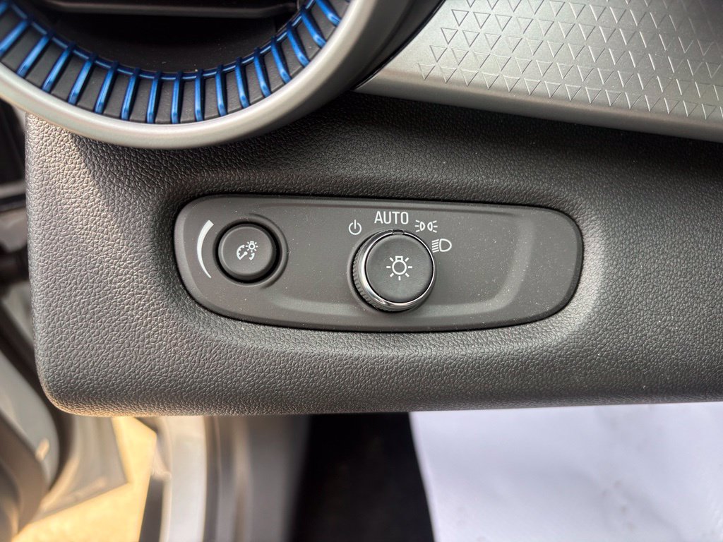 Used 2025 Chevrolet Trax LS FWD image 17