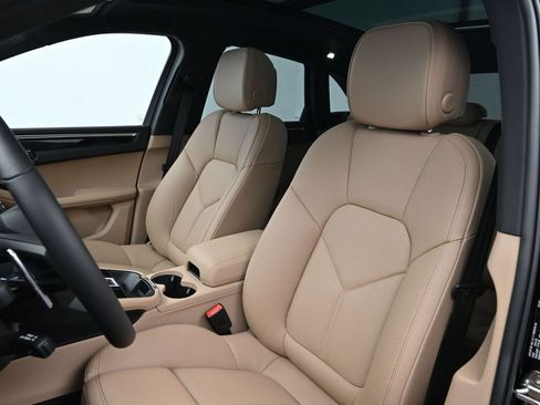 Certified 2026 Porsche Macan AWD/4WD image 5