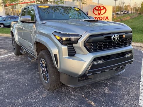 Used 2025 Toyota Tacoma TRD Sport AWD/4WD image 1