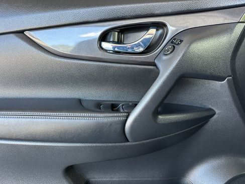 Used 2020 Nissan Rogue SV FWD image 12